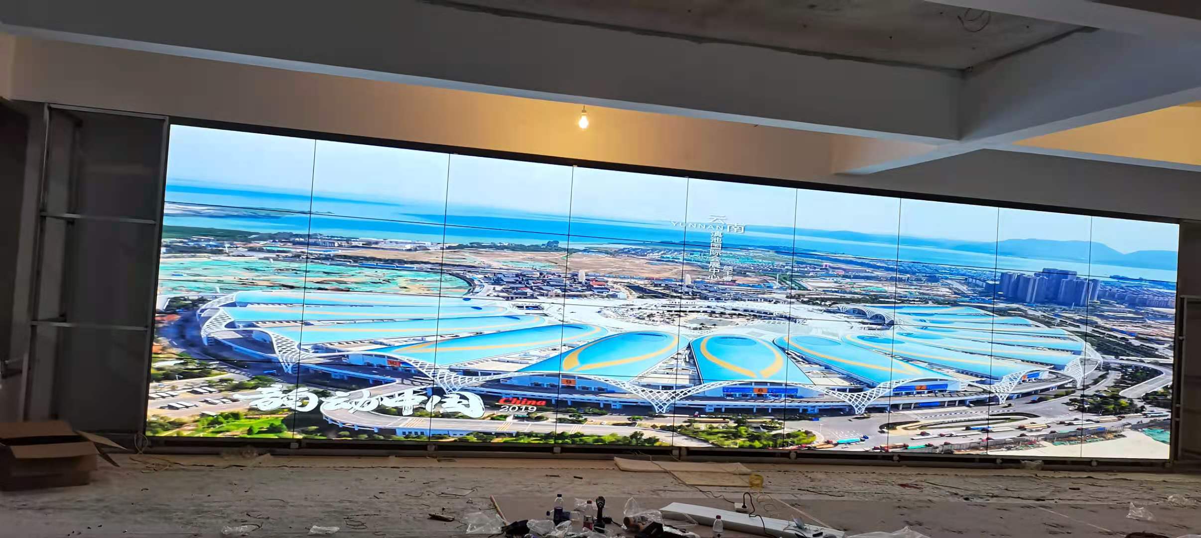 不同氣候條件（如高溫、高濕度、沙塵）下，戶外LED顯示屏的維護策略有何差異？