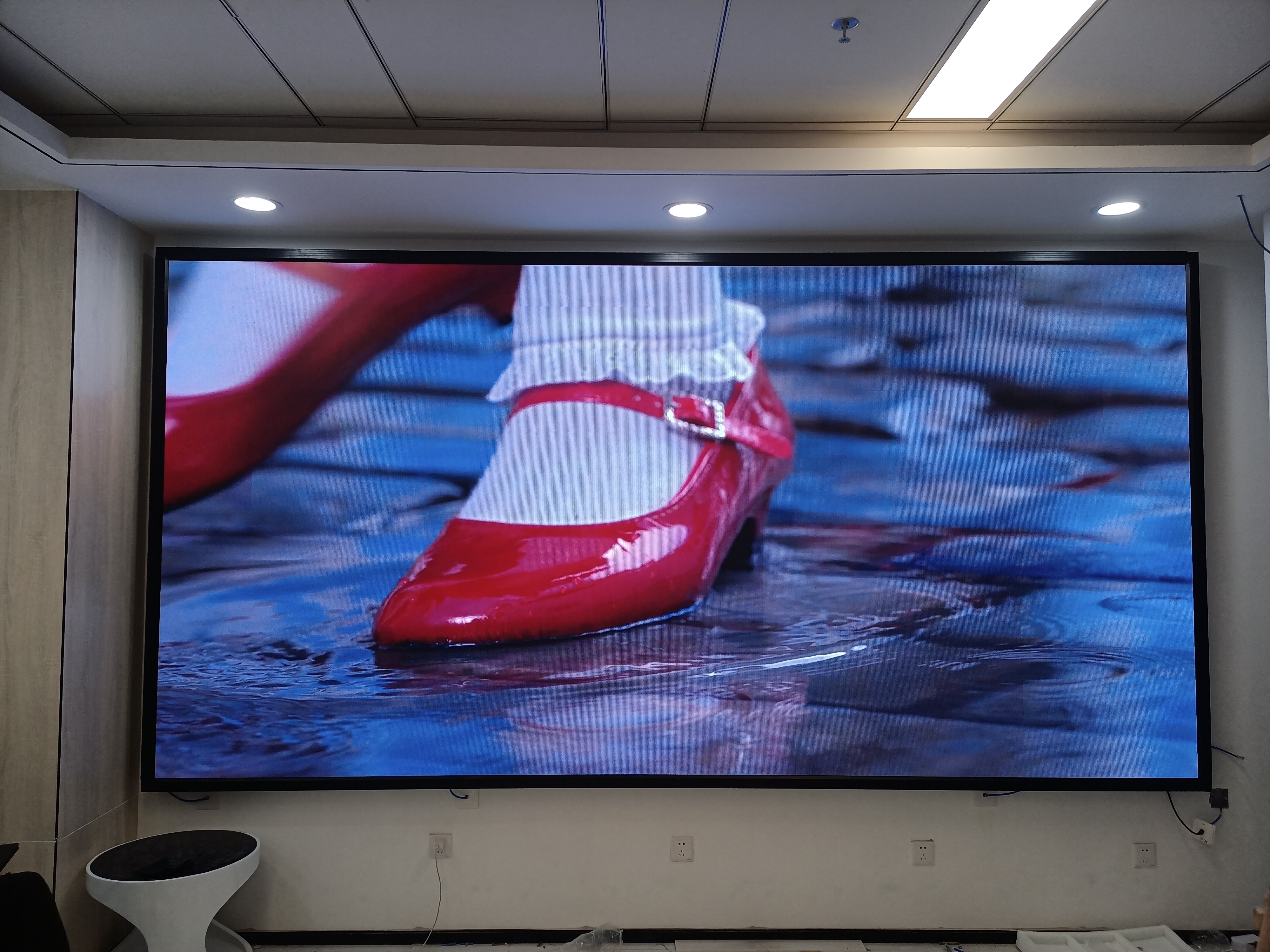 在交通誘導屏、商業廣告屏、體育賽事屏等場景中，戶外LED顯示屏的設計要點有何不同？