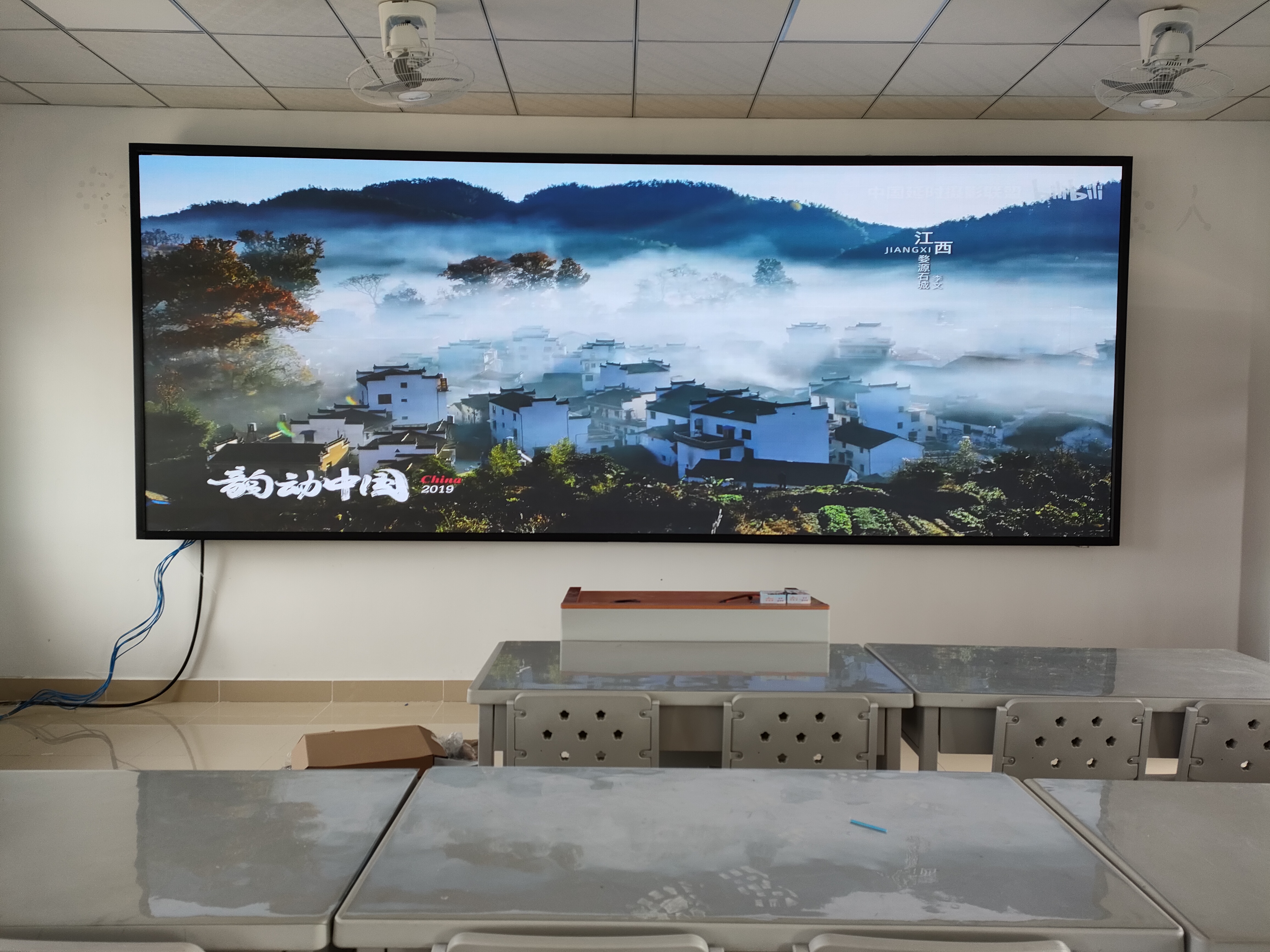 安裝戶外LED大屏?xí)r，怎樣設(shè)計(jì)結(jié)構(gòu)才能既保證穩(wěn)定性又降低風(fēng)阻？