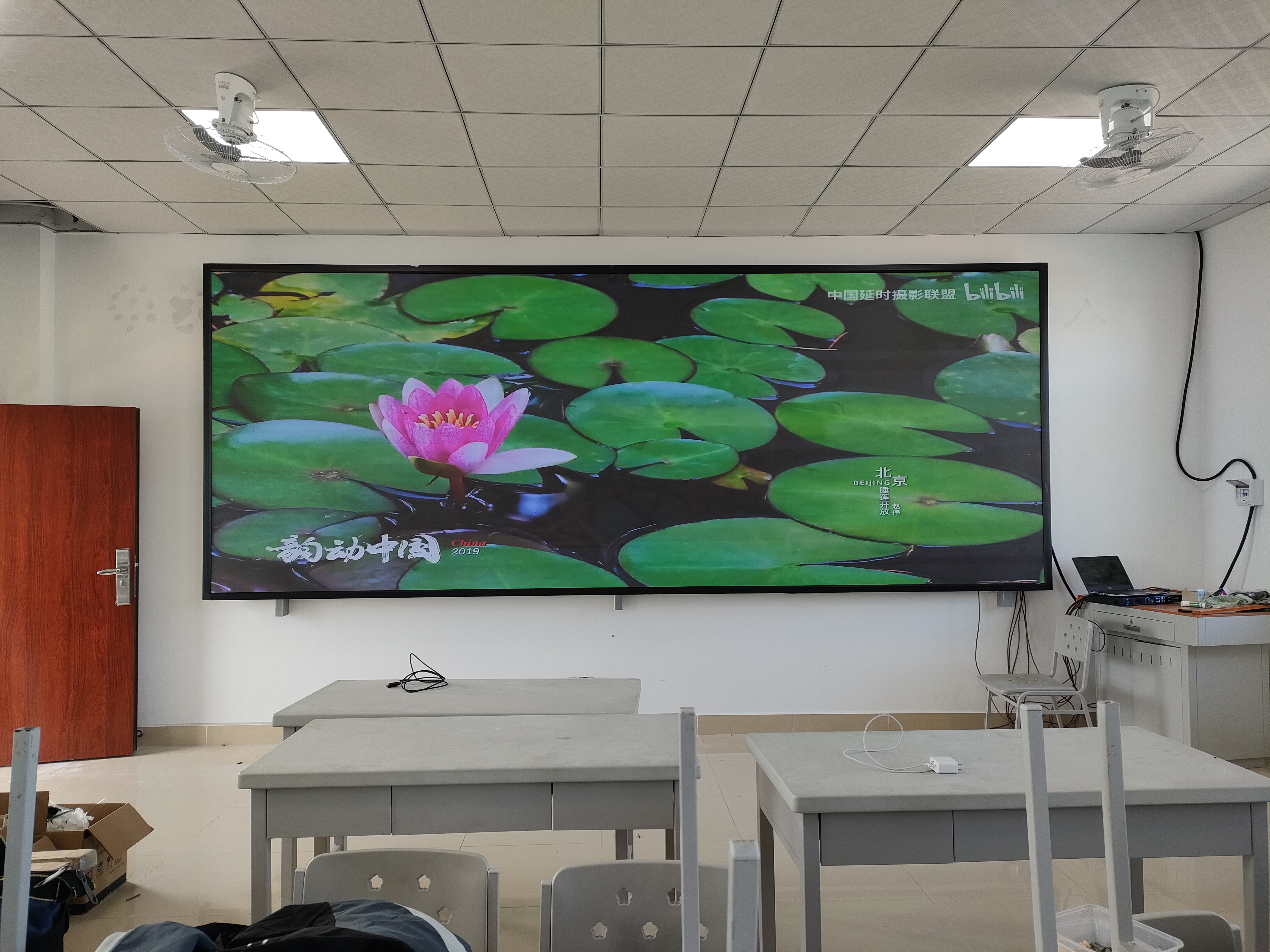 戶外屏長期暴露在陽光下，怎樣防止外殼老化和屏幕褪色？